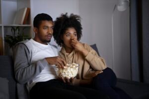 casal vendo lista iptv