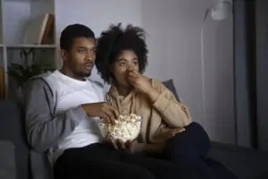 casal vendo lista iptv