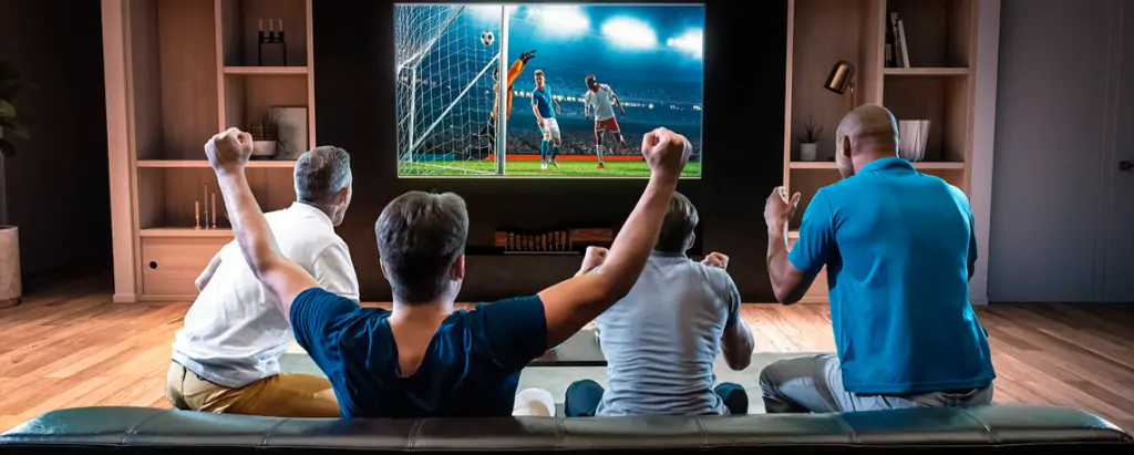 Lista IPTV Premiere Grátis: Como Assistir Futebol Online 1 Homem assistindo futebol ao vivo em uma tela de TV com Lista IPTV Premiere